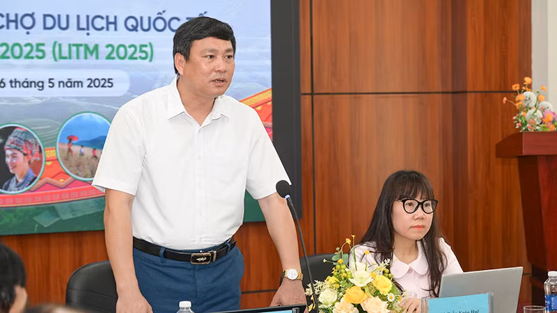 Ông Trần Sơn Bình, Phó Giám đốc Sở Văn hóa, Thể thao và Du lịch tỉnh Lào Cai thông tin về Hội chợ. Ông Trần Sơn Bình, Phó Giám đốc Sở Văn hóa, Thể thao và Du lịch tỉnh Lào Cai thông tin về Hội chợ.
