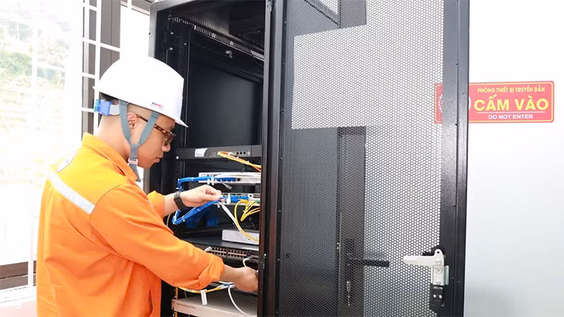 Công nhân Điện lực Lào Cai kiểm tra, vận hành thiết bị truyền dẫn điện