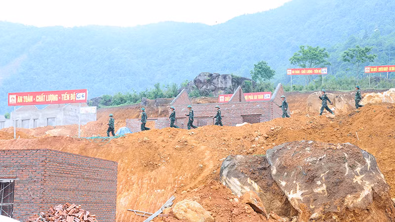 Điểm tái định cư do Bộ Quốc phòng hỗ trợ xây dựng, Bộ Tư lệnh Quân khu 2 được giao làm chủ đầu tư, đơn vị thi công là Tổng Công ty 789 (Bộ Quốc phòng).