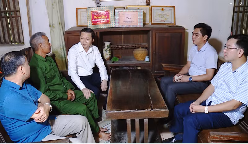 Chủ tịch tỉnh Thanh Hóa thăm gia đình, trò chuyện với thương binh ở xã Vạn Xuân, huyện Thường Xuân. Chủ tịch tỉnh Thanh Hóa thăm gia đình, trò chuyện với thương binh ở xã Vạn Xuân, huyện Thường Xuân.