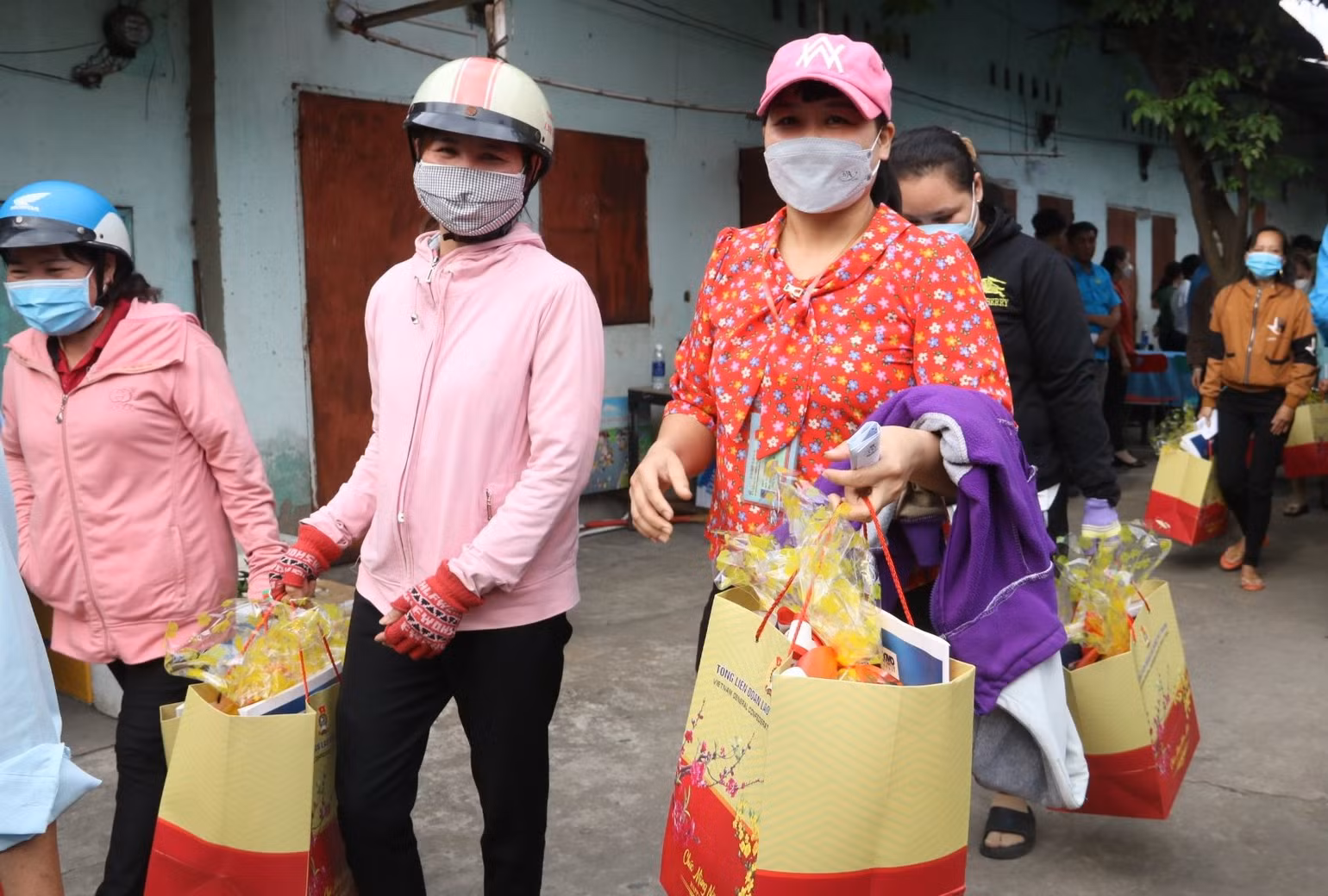 Nhiều công nhân lao động khó khăn ở lại Bình Dương đón Tết được nhận quà. Nhiều công nhân lao động khó khăn ở lại Bình Dương đón Tết được nhận quà.