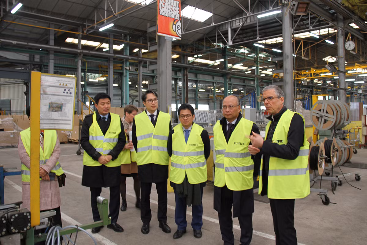 Ông Renaud Josse (phải), Chủ tịch tập đoàn CMF giới thiệu về hoạt động sản xuất của tập đoàn, cho rằng có nhiều tiềm năng hợp tác với Việt Nam trong thời gian tới. (Ảnh: KHẢI HOÀN)