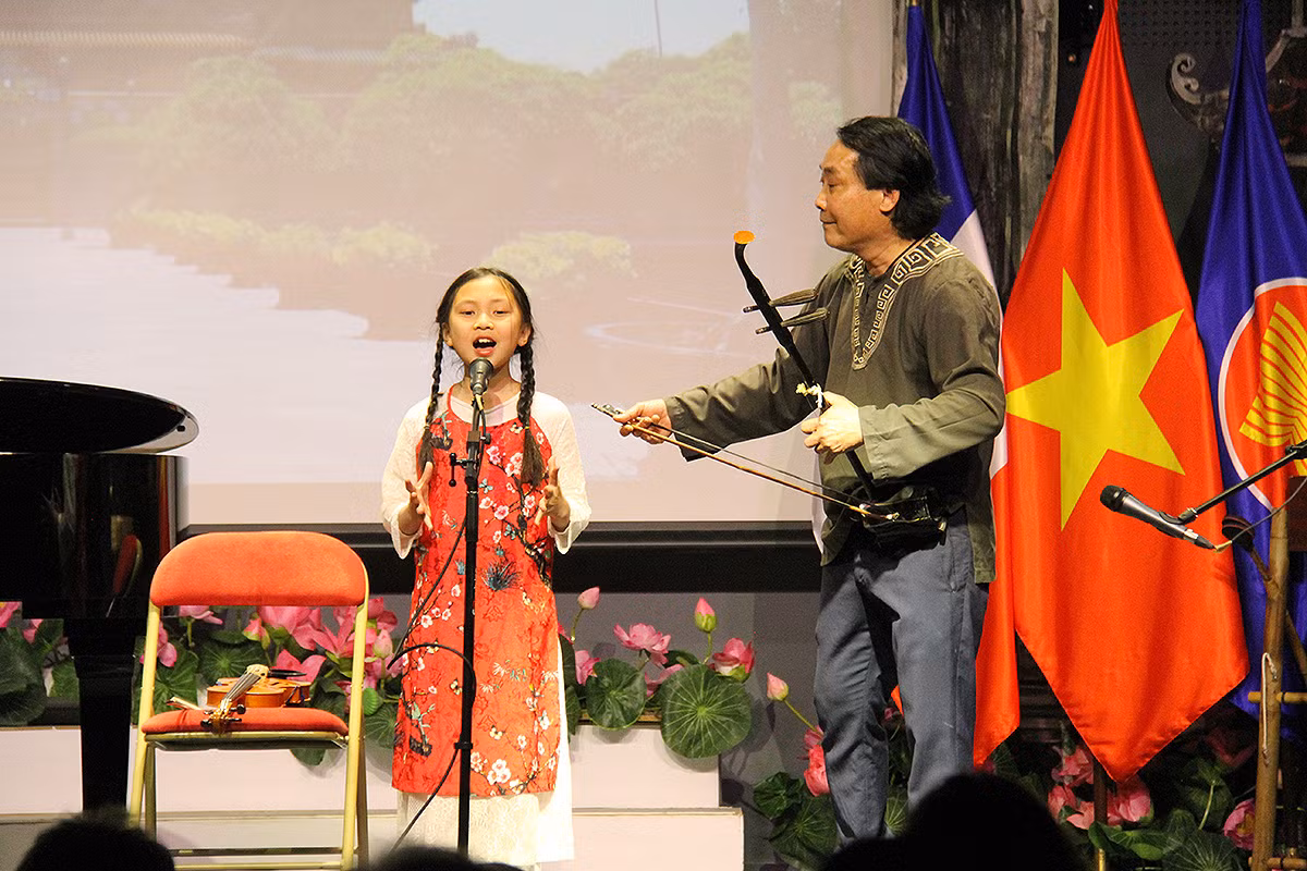 Ca sĩ nhí Xuân An biểu diễn bài hát "Xin chào Việt Nam" mời gọi bạn bè Pháp và quốc tế tới thăm đất nước hình chữ S tươi đẹp và mến khách. (Ảnh: Khải Hoàn).