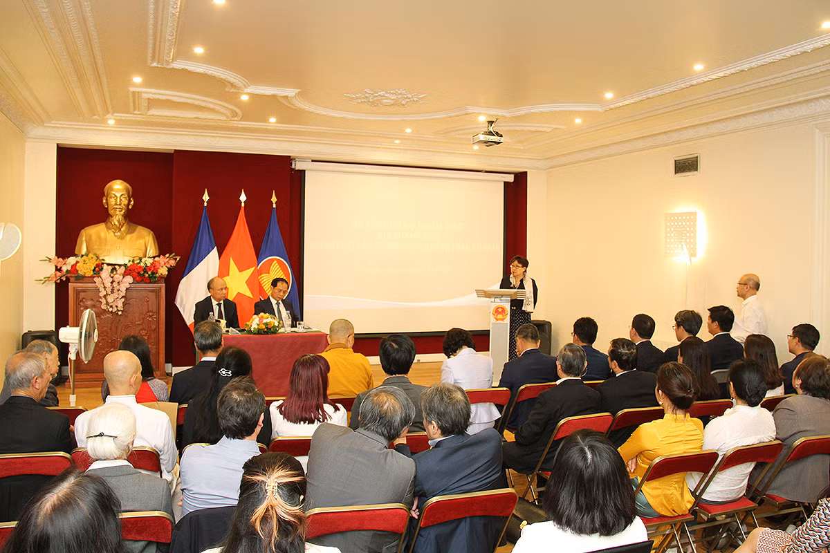 Đại diện Liên hội Y tế Pháp-Việt giới thiệu về các hoạt động trao đổi, thúc đẩy đào tạo nguồn nhân lực trong ngành y cho Việt Nam. (Ảnh: Khải Hoàn) Đại diện Liên hội Y tế Pháp-Việt giới thiệu về các hoạt động trao đổi, thúc đẩy đào tạo nguồn nhân lực trong ngành y cho Việt Nam. (Ảnh: Khải Hoàn)