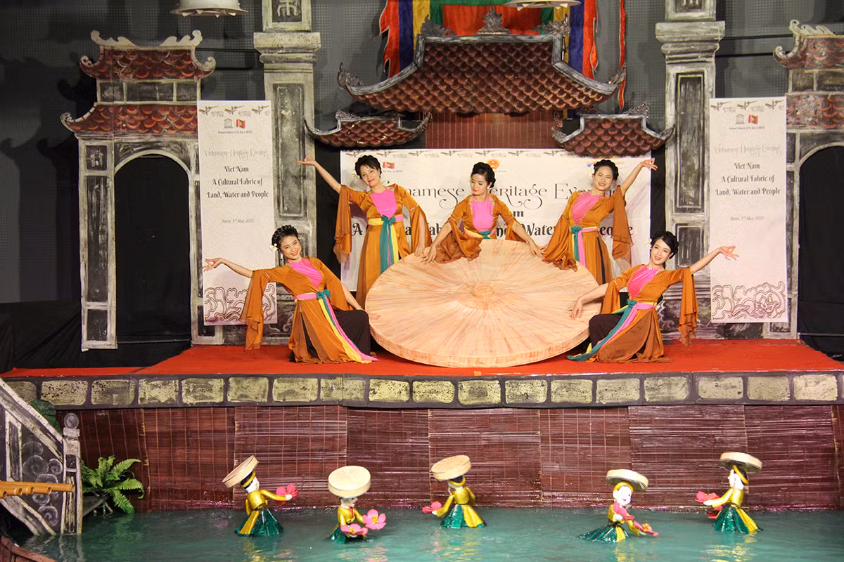 "Múa nón" giới thiệu vẻ đẹp dịu dàng, duyên dáng của phụ nữ Việt Nam trong trang phục truyền thống (áo tứ thân và nón quai thao) ở vùng đồng bằng Bắc Bộ cùng những làn điệu quan họ, được UNESCO công nhận là di sản văn hóa phi vật thể đại diện của nhân loại năm 2009. (Ảnh: Khải Hoàn)