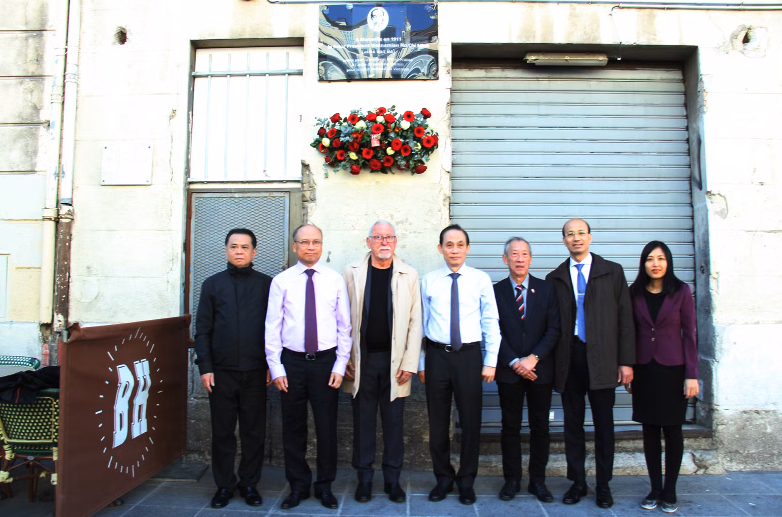 Đoàn đại biểu Đảng ta đặt hoa tại Biển tưởng niệm Chủ tịch Hồ Chí Minh.