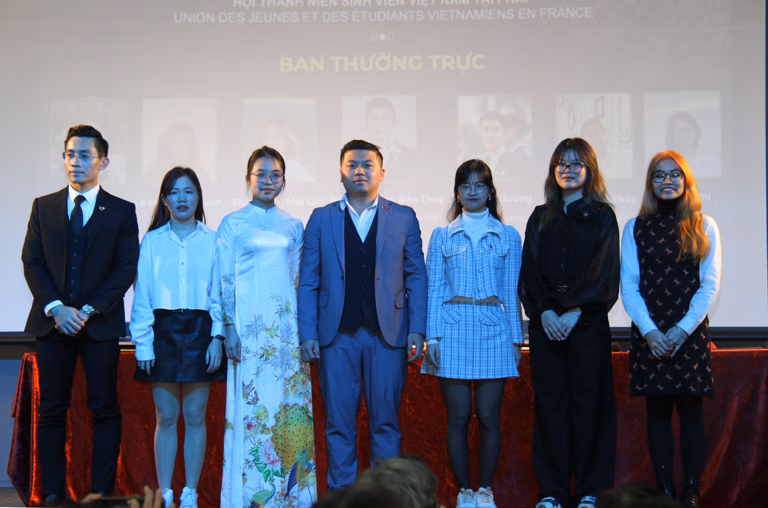 Chủ tịch UEVF Nguyễn Phan Bảo Thụy (giữa) và Ban chấp hành mới khẳng định quyết tâm đẩy mạnh hoạt động của thanh niên, sinh viên Việt Nam tại Pháp trong hai năm tới. (Ảnh: KHẢI HOÀN)