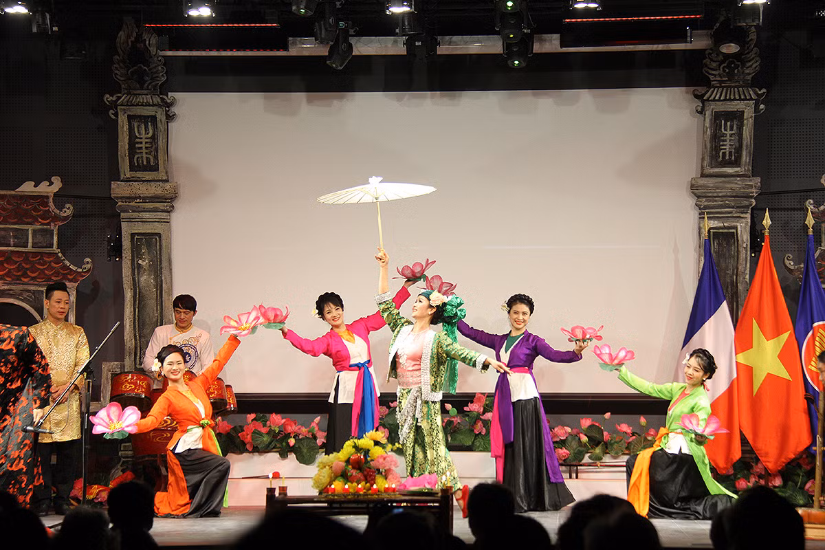 Trình diễn "Cô Đôi Thượng ngàn" để giới thiệu Tín ngưỡng thờ Mẫu của người Việt được UNESCO công nhận là Di sản văn hóa phi vật thể đại diện của nhân loại năm 2016. (Ảnh: Khải Hoàn).