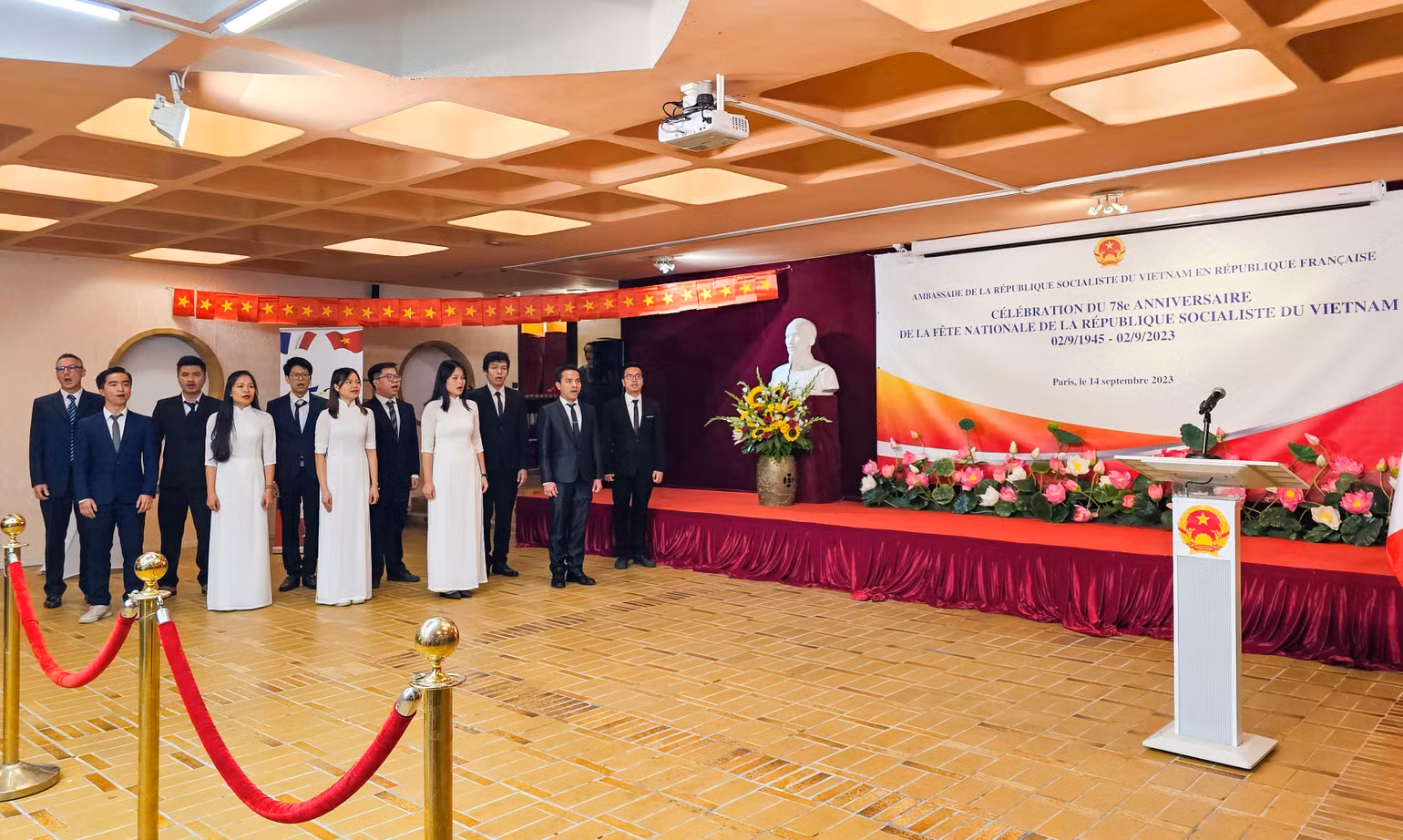 Hợp ca Quê hương hát Quốc ca Việt Nam và Pháp tại Lễ kỷ niệm Quốc khánh 2-9.