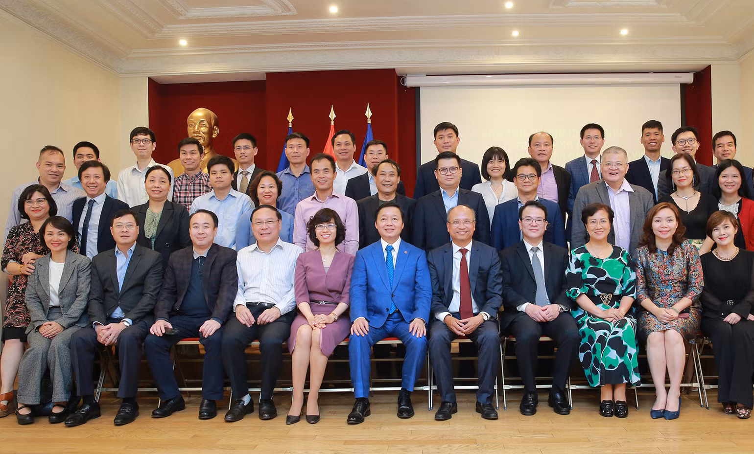 Phó Thủ tướng Trần Hồng Hà đề nghị Đại sứ quán và cơ quan đại diện Việt Nam tại Pháp nghiên cứu, tham khảo kinh nghiệm của nước sở tại, đề xuất giải pháp, cơ chế quản lý hữu hiệu đối với nhiều vấn đề "nóng" hiện nay, như cấp thị thực nhập cảnh cho khách du lịch, kiểm định xe cơ giới, quy định phòng cháy, chữa cháy, định giá đất đai… (Ảnh: Khải Hoàn) Phó Thủ tướng Trần Hồng Hà đề nghị Đại sứ quán và cơ quan đại diện Việt Nam tại Pháp nghiên cứu, tham khảo kinh nghiệm của nước sở tại, đề xuất giải pháp, cơ chế quản lý hữu hiệu đối với nhiều vấn đề "nóng" hiện nay, như cấp thị thực nhập cảnh cho khách du lịch, kiểm định xe cơ giới, quy định phòng cháy, chữa cháy, định giá đất đai… (Ảnh: Khải Hoàn)