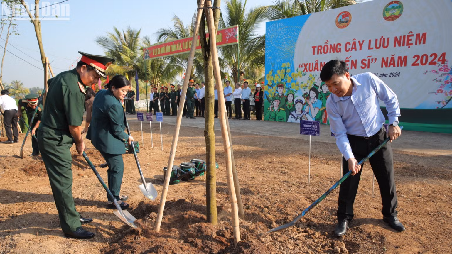 Lãnh đạo tỉnh Bình Phước và Quân khu 7 trồng cây lưu niệm tại chương trình "Xuân chiến sĩ" Lãnh đạo tỉnh Bình Phước và Quân khu 7 trồng cây lưu niệm tại chương trình "Xuân chiến sĩ"