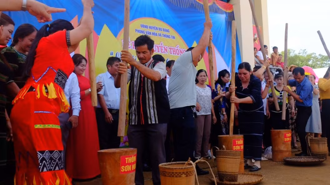 Người M’nông cùng nhau giã gạo trong ngày vui kết bạn cộng đồng. Người M’nông cùng nhau giã gạo trong ngày vui kết bạn cộng đồng.