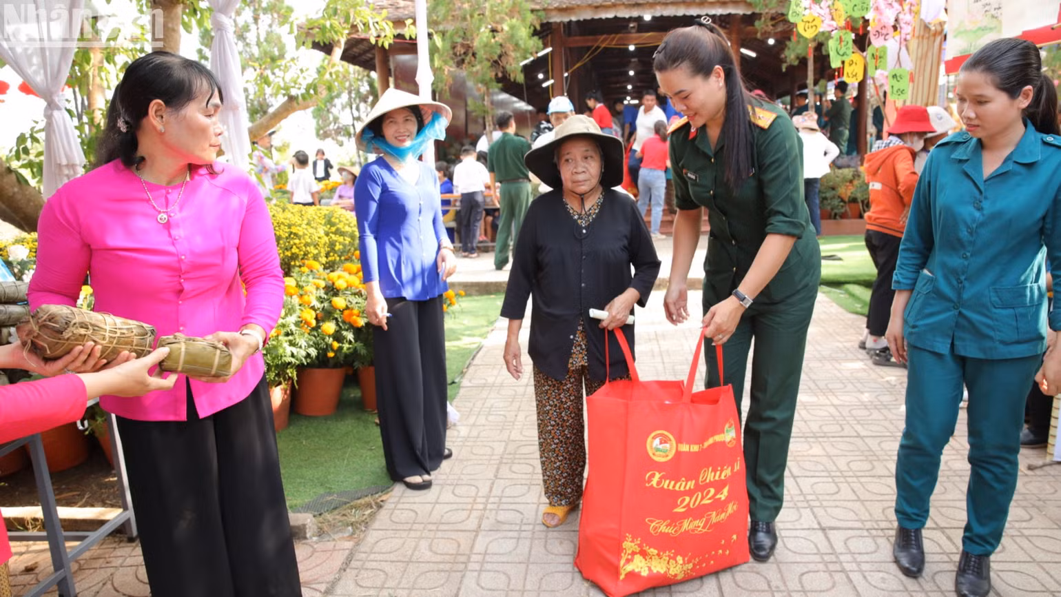 Nhân dân huyện biên giới Lộc Ninh được các lực lượng hỗ trợ khi tham gia “Chợ 0 đồng-Lan tỏa yêu thương” Nhân dân huyện biên giới Lộc Ninh được các lực lượng hỗ trợ khi tham gia “Chợ 0 đồng-Lan tỏa yêu thương”