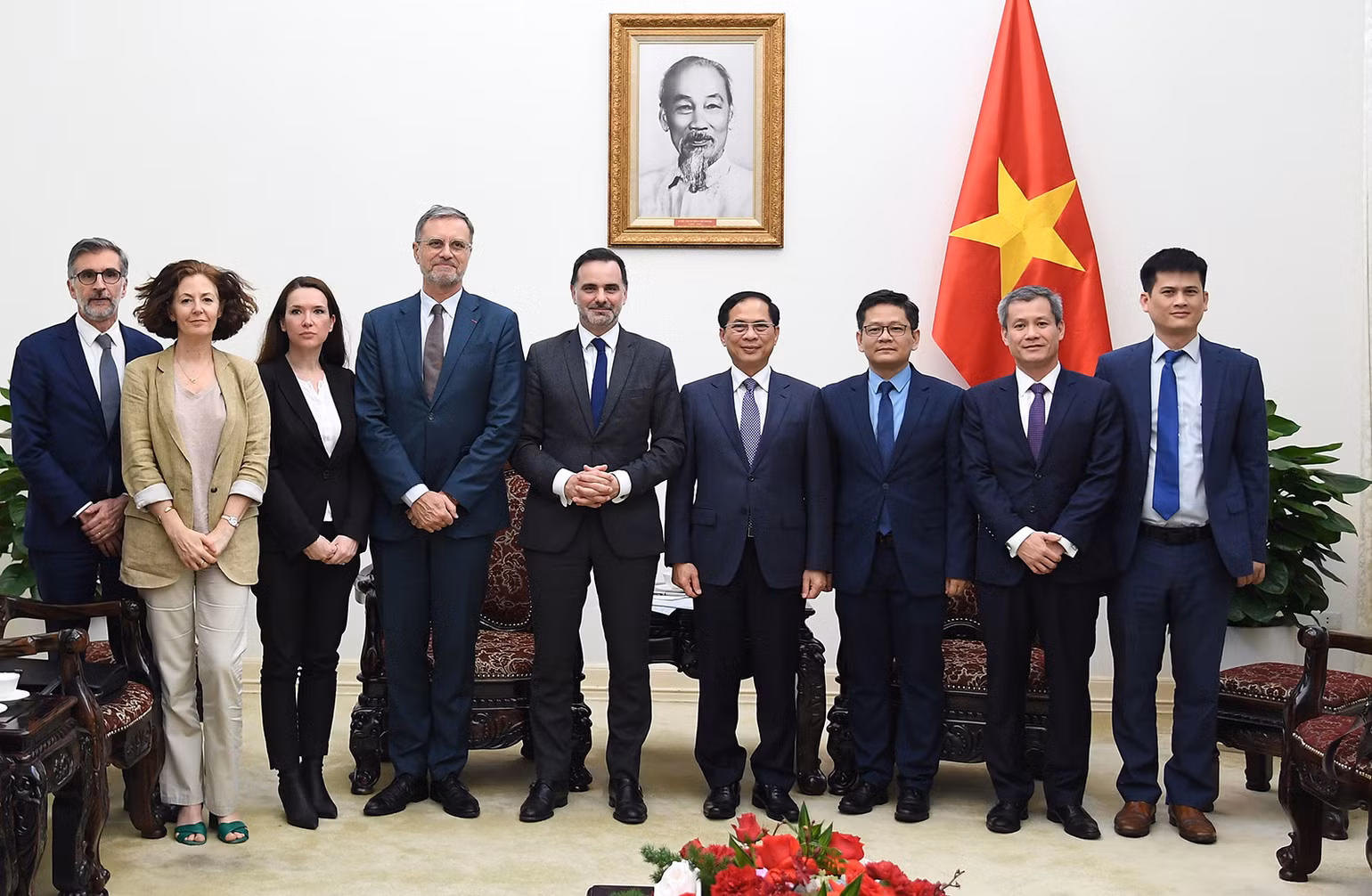 Phó Thủ tướng, Bộ trưởng Ngoại giao Bùi Thanh Sơn cùng các đại biểu tại buổi tiếp. (Ảnh: Bộ Ngoại giao Việt Nam)