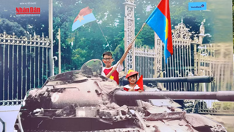Hai anh em Minh Nhật và Nhật Ánh chụp ảnh kỷ niệm tại triển lãm.