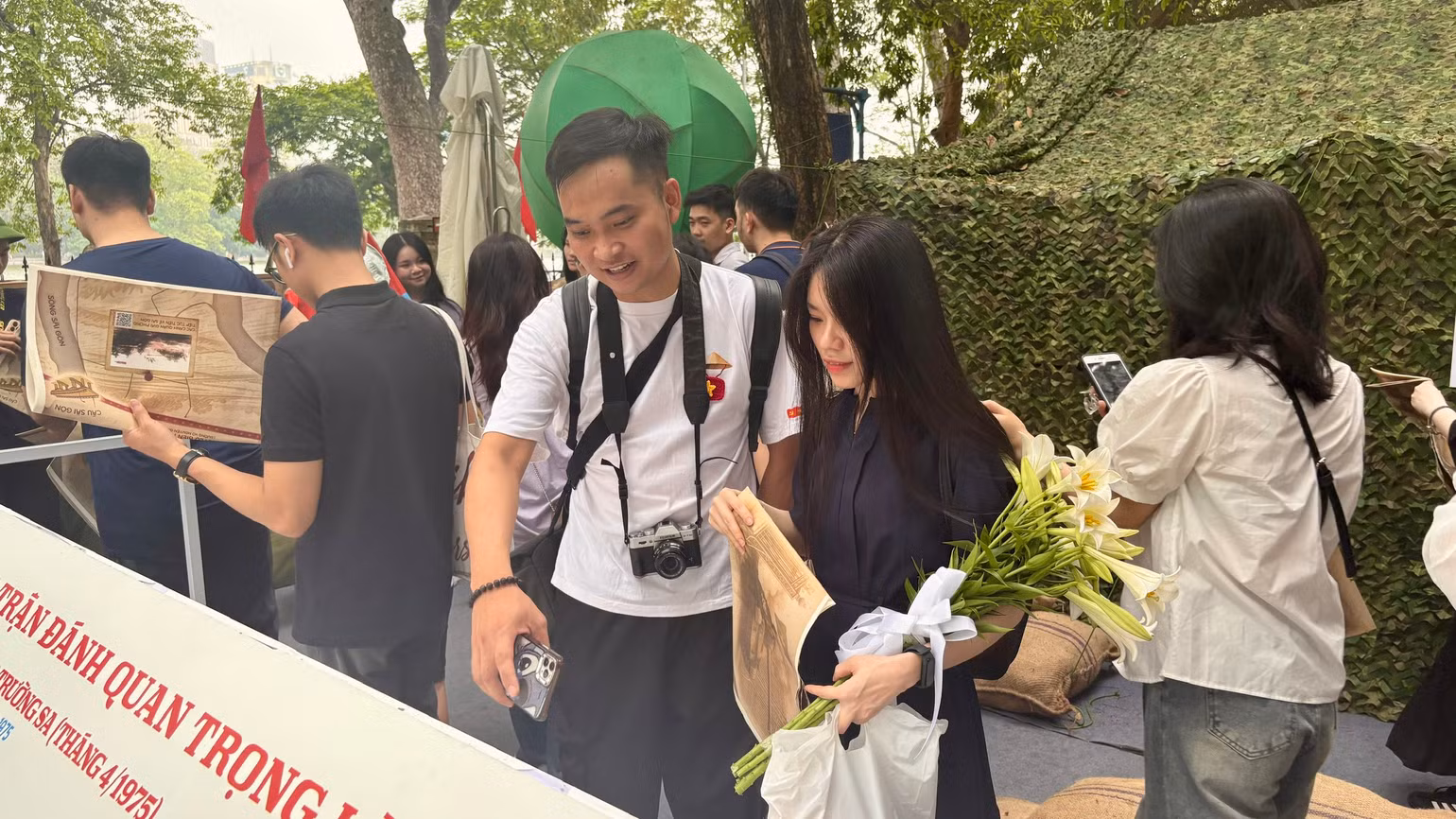 Mỗi góc trưng bày đều mang đến cho Hải (áo trắng) những trải nghiệm thật mới mẻ, đặc biệt là về công nghệ.