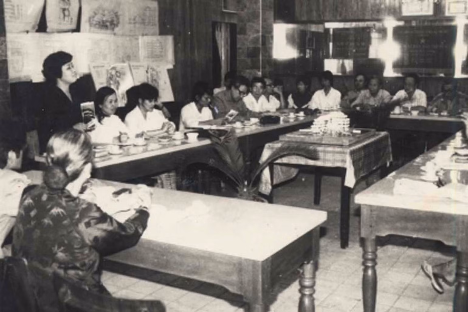 Bà Nguyễn Thị Định duyệt mô hình nhà Bảo tàng Phụ nữ Việt Nam tại Sở Xây dựng Hà Nội, năm 1991. (Ảnh tư liệu/Bảo tàng Phụ nữ Việt Nam)