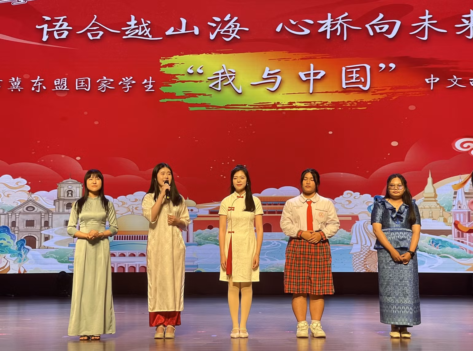 Thí sinh đoạt giải chia sẻ cảm nghĩ tại lễ trao giải.