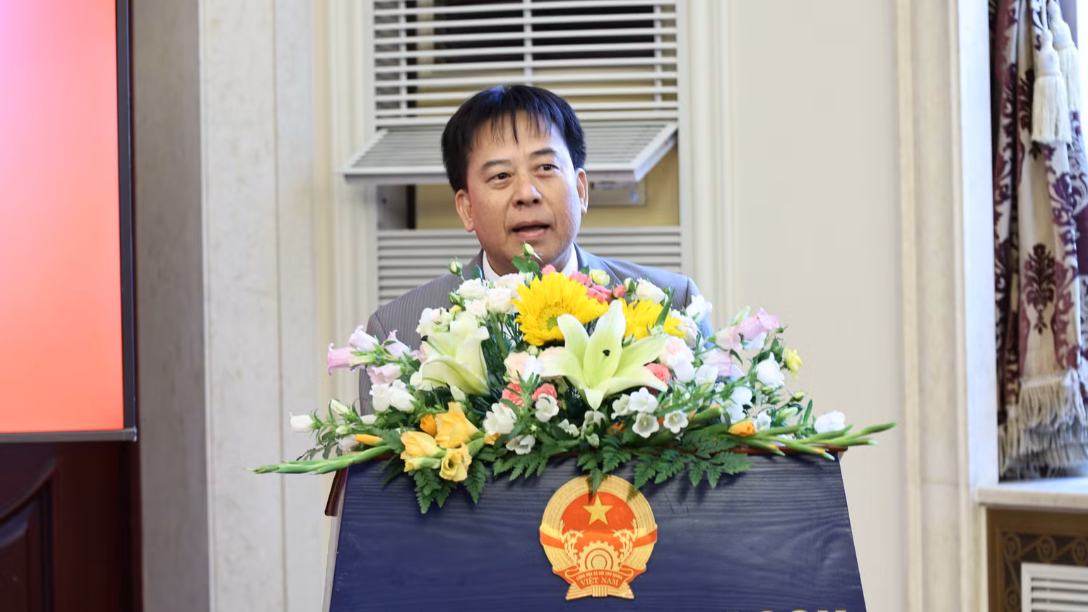 Đồng chí Nguyễn Duy Phóng, Phó Bí thư thường trực Đảng ủy, thay mặt Đoàn Chủ tịch trình bày Báo cáo tổng kết tình hình thực hiện Nghị quyết Đại hội Đảng bộ tại Trung Quốc nhiệm kỳ 2020-2025 và phương hướng, nhiệm vụ nhiệm kỳ 2025-2030. Đồng chí Nguyễn Duy Phóng, Phó Bí thư thường trực Đảng ủy, thay mặt Đoàn Chủ tịch trình bày Báo cáo tổng kết tình hình thực hiện Nghị quyết Đại hội Đảng bộ tại Trung Quốc nhiệm kỳ 2020-2025 và phương hướng, nhiệm vụ nhiệm kỳ 2025-2030.