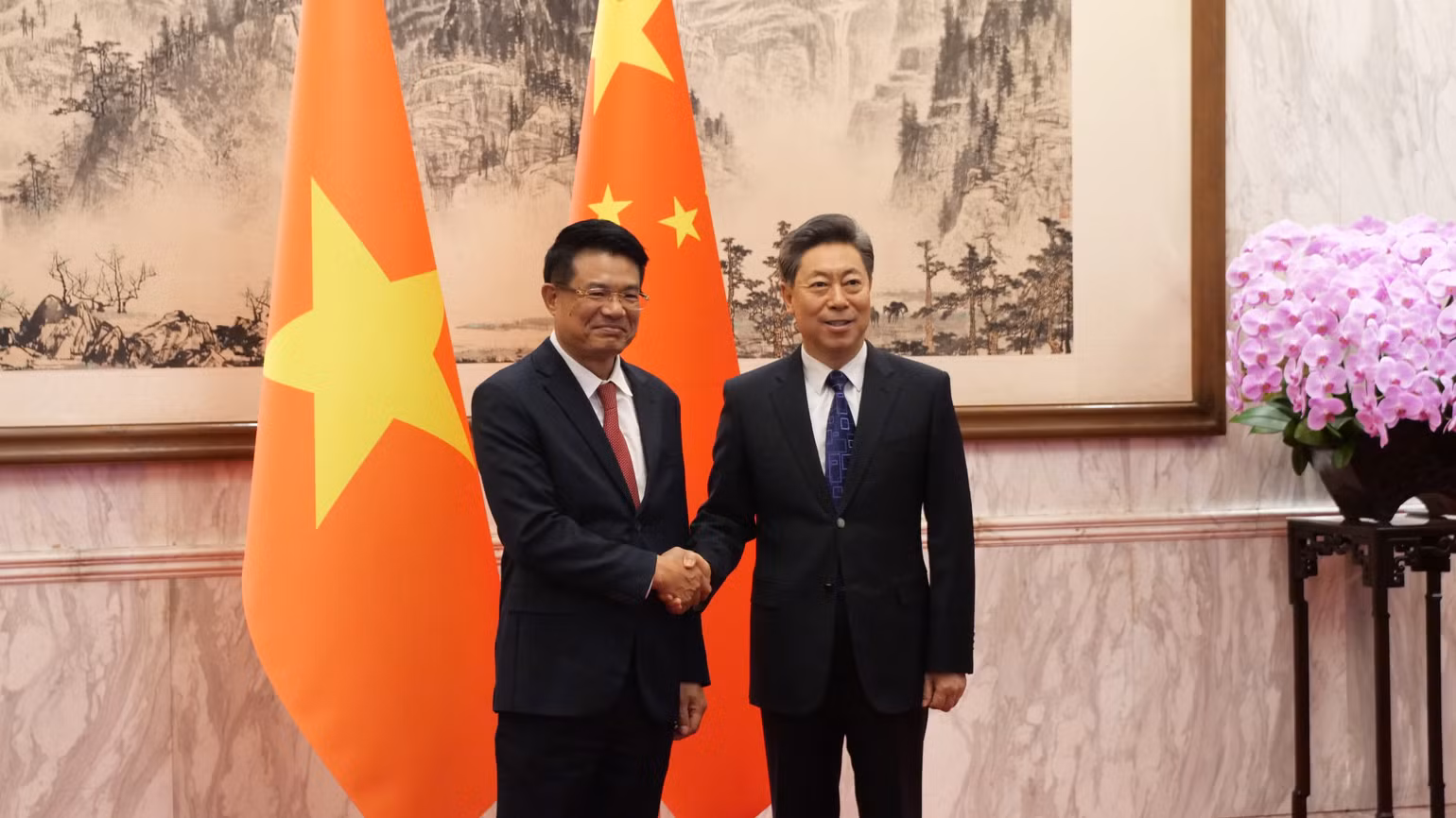 Đồng chí Nguyễn Huy Tiến chào xã giao đồng chí Trần Văn Thanh, Ủy viên Bộ Chính trị, Bí thư Ủy ban Chính Pháp Trung ương Đảng Cộng sản Trung Quốc. Đồng chí Nguyễn Huy Tiến chào xã giao đồng chí Trần Văn Thanh, Ủy viên Bộ Chính trị, Bí thư Ủy ban Chính Pháp Trung ương Đảng Cộng sản Trung Quốc.