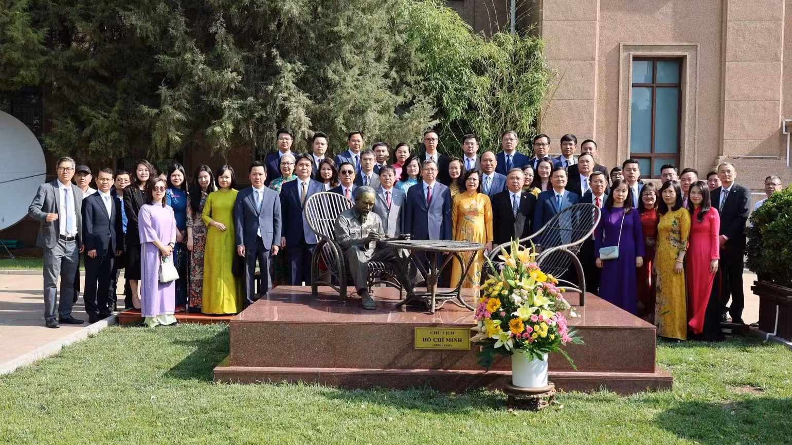 Các đại biểu dự Đại hội và đảng viên các chi bộ trực thuộc dâng hoa tại khu vực tượng Bác Hồ. Các đại biểu dự Đại hội và đảng viên các chi bộ trực thuộc dâng hoa tại khu vực tượng Bác Hồ.