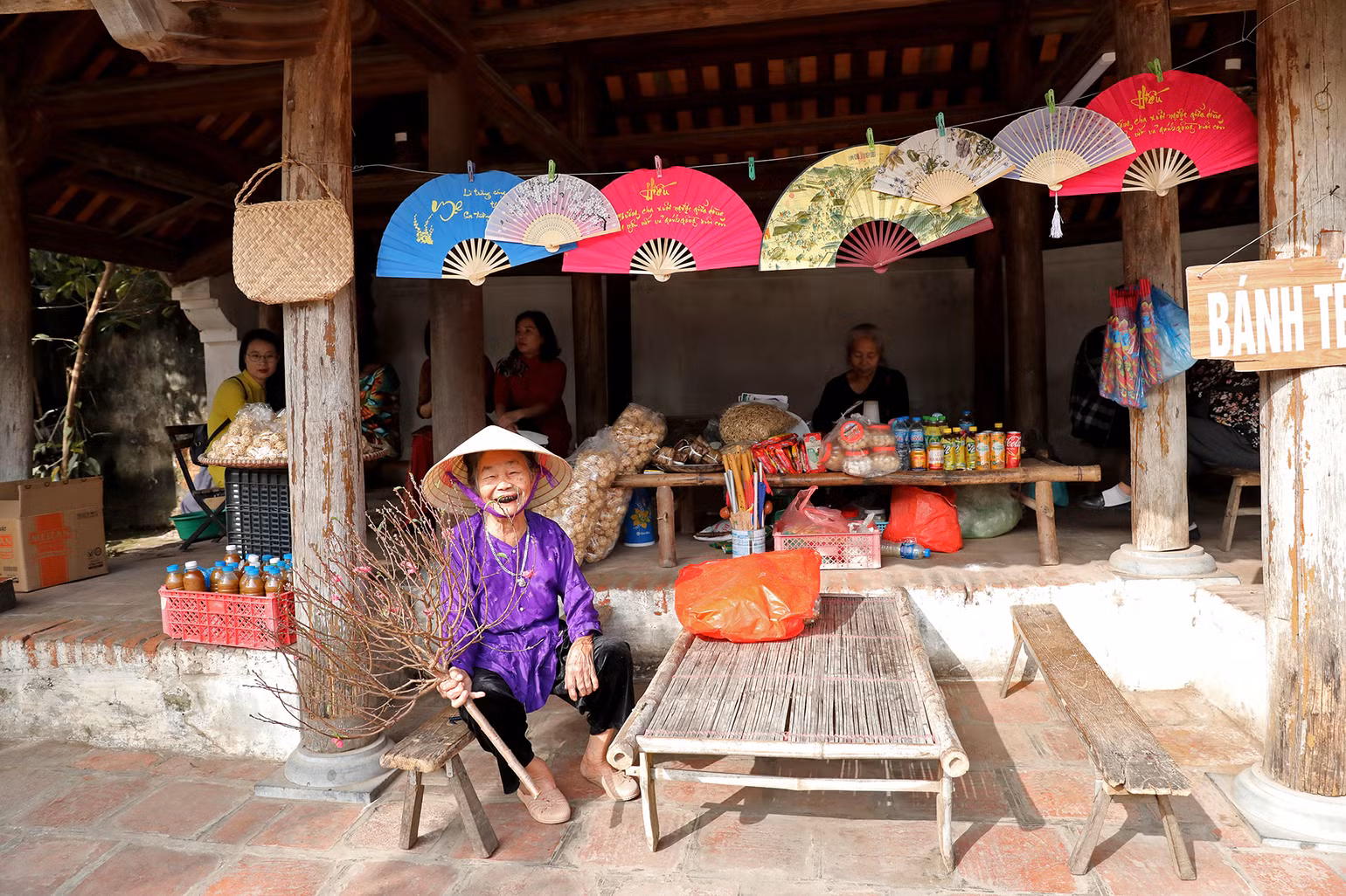 Sắc màu đậm Tết quê tại ngôi làng thuộc trấn Sơn Tây. Sắc màu đậm Tết quê tại ngôi làng thuộc trấn Sơn Tây.