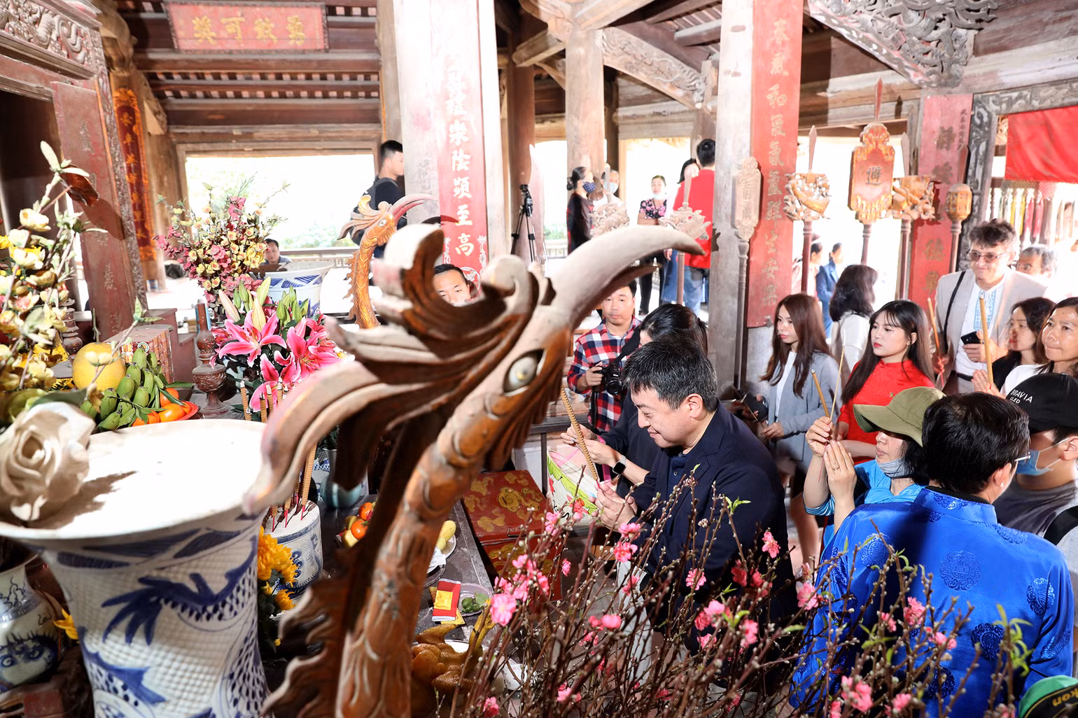 Các đại sứ và du khách làm lễ dâng hương tại đình Mông Phụ. Các đại sứ và du khách làm lễ dâng hương tại đình Mông Phụ.