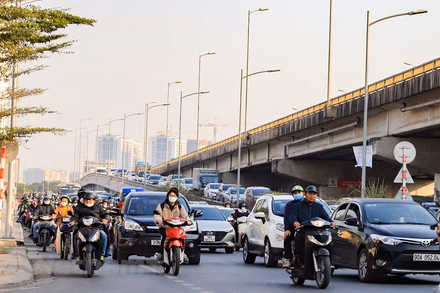 Giao thông ùn tắc khi nhiều người dân trở lại Thủ đô trong chiều 29/1 ảnh 7 Giao thông ùn tắc khi nhiều người dân trở lại Thủ đô trong chiều 29/1 ảnh 7