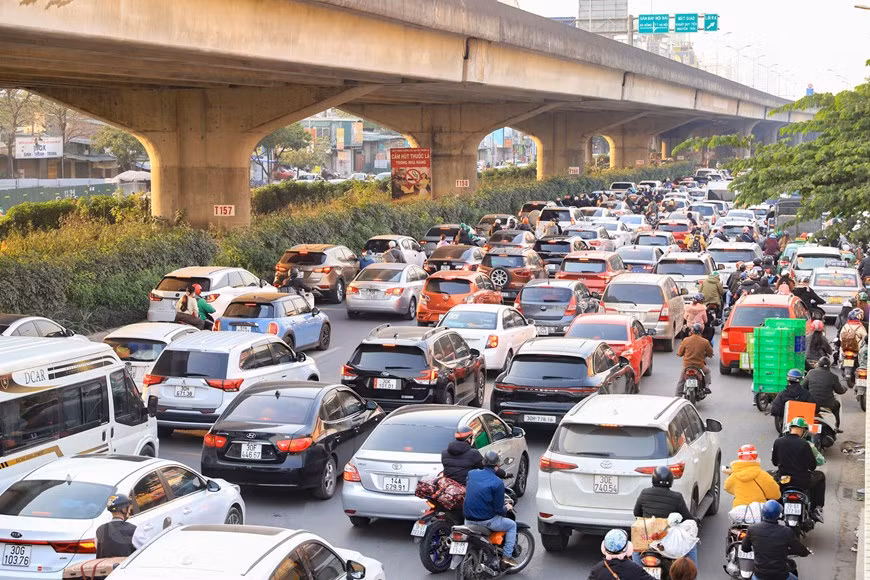 Giao thông ùn tắc khi nhiều người dân trở lại Thủ đô trong chiều 29/1 ảnh 10 Giao thông ùn tắc khi nhiều người dân trở lại Thủ đô trong chiều 29/1 ảnh 10