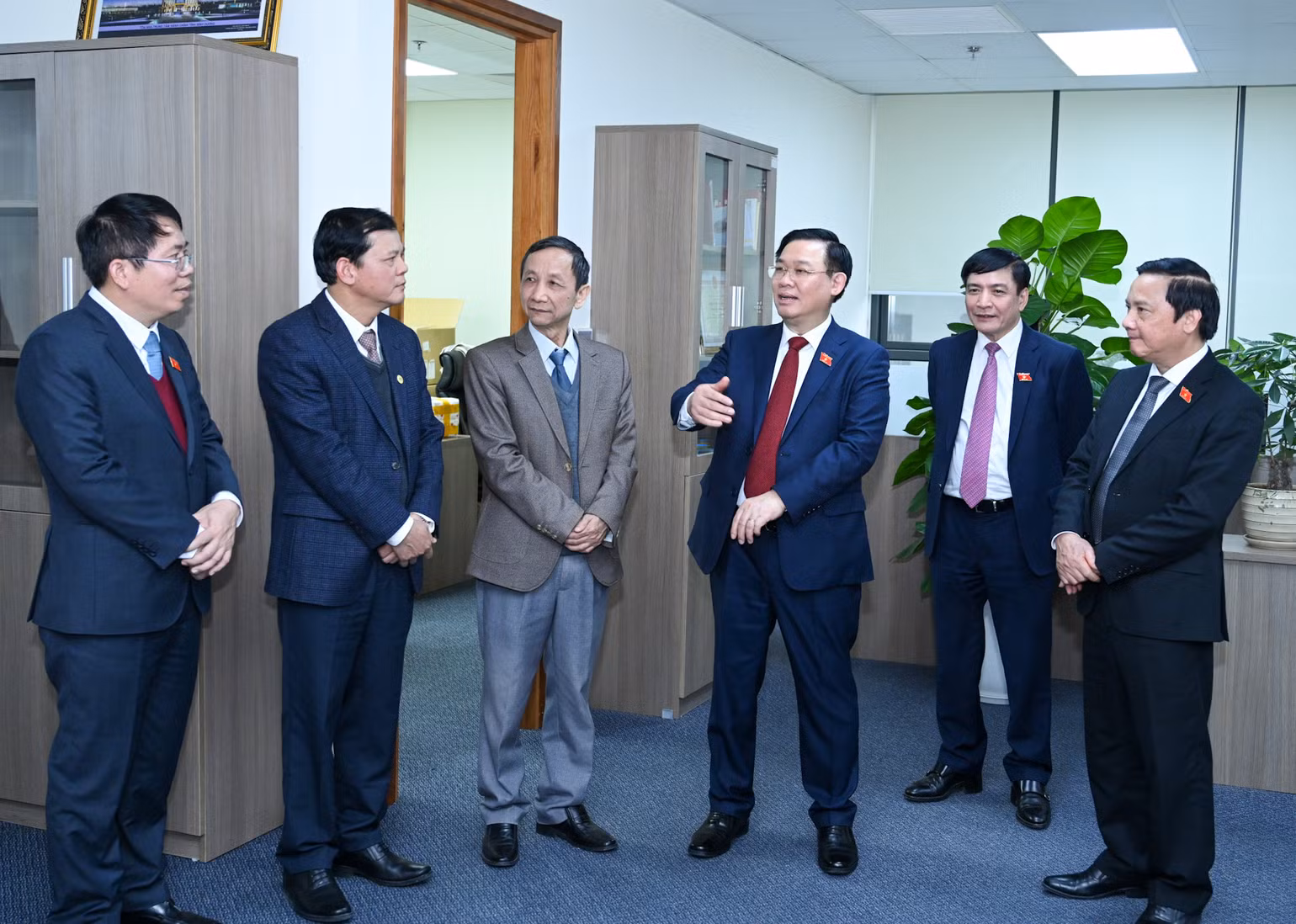 Chủ tịch Quốc hội Vương Đình Huệ trao đổi với cán bộ Viện Nghiên cứu lập pháp. Chủ tịch Quốc hội Vương Đình Huệ trao đổi với cán bộ Viện Nghiên cứu lập pháp.