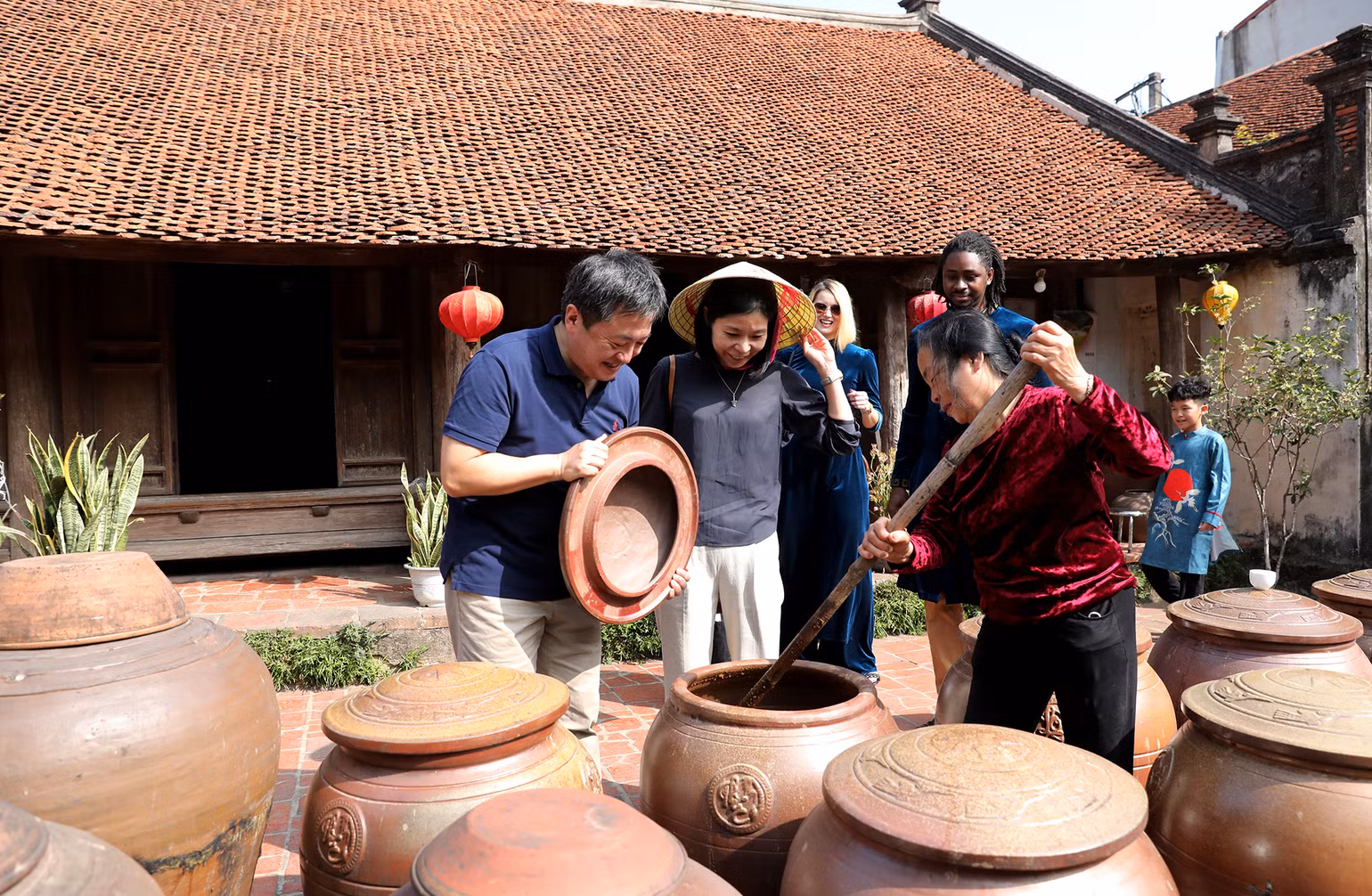 Tìm hiểu về nghề làm tương truyền thống làng Đường Lâm. Tìm hiểu về nghề làm tương truyền thống làng Đường Lâm.