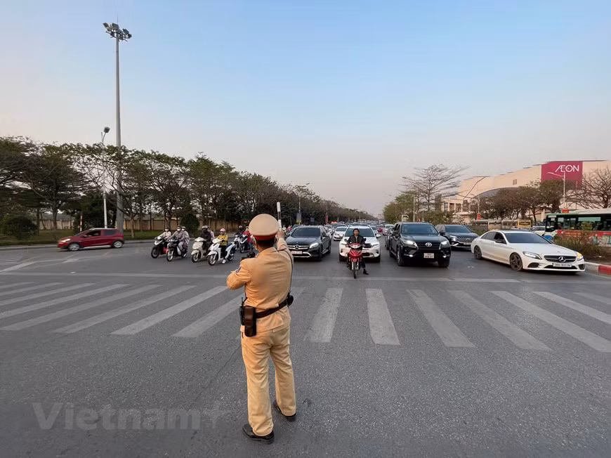Giao thông ùn tắc khi nhiều người dân trở lại Thủ đô trong chiều 29/1 ảnh 3 Giao thông ùn tắc khi nhiều người dân trở lại Thủ đô trong chiều 29/1 ảnh 3