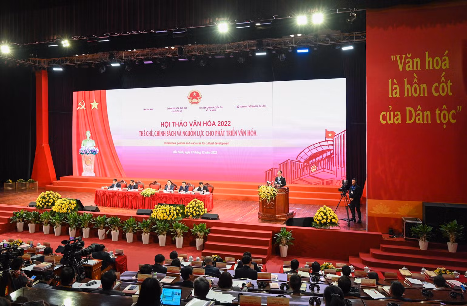 Phát biểu chỉ đạo Hội thảo, Thường trực Ban Bí thư Võ Văn Thưởng nêu rõ, với chủ đề về thể chế, chính sách và nguồn lực phát triển văn hóa, Hội thảo này là hoạt động thiết thực triển khai thực hiện Nghị quyết Đại hội Đảng lần thứ XIII, chỉ đạo của Tổng Bí thư Nguyễn Phú Trọng tại Hội nghị Văn hóa toàn quốc năm 2021. Phát biểu chỉ đạo Hội thảo, Thường trực Ban Bí thư Võ Văn Thưởng nêu rõ, với chủ đề về thể chế, chính sách và nguồn lực phát triển văn hóa, Hội thảo này là hoạt động thiết thực triển khai thực hiện Nghị quyết Đại hội Đảng lần thứ XIII, chỉ đạo của Tổng Bí thư Nguyễn Phú Trọng tại Hội nghị Văn hóa toàn quốc năm 2021.