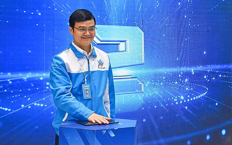 Bí thư thứ nhất Trung ương Đoàn Bùi Quang Huy thực hiện nghi thức khai mạc triển lãm.