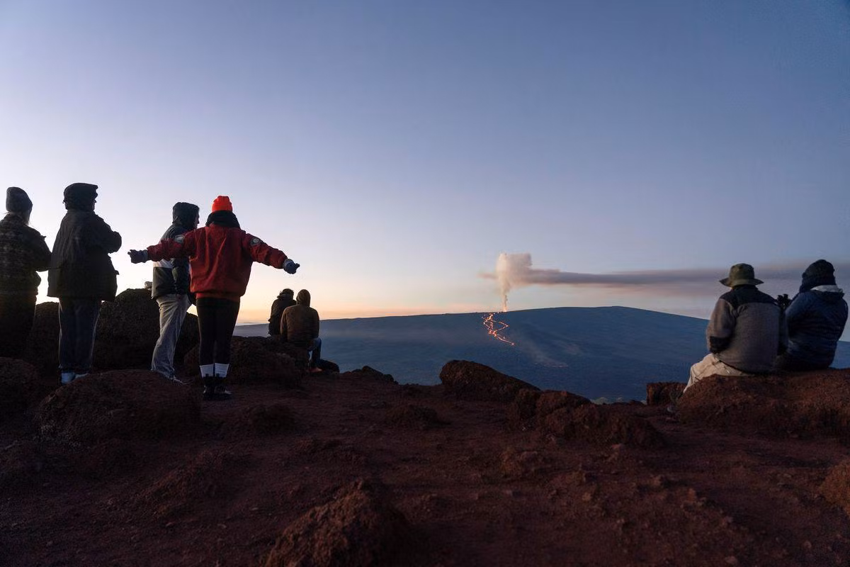 Người dân và du khách đến Hawaii để tận mắt chứng kiến núi lửa Mauna Loa thức giấc sau gần 40 năm. (Ảnh: REUTERS)