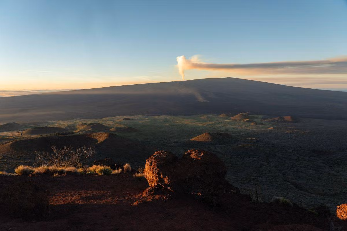 Khói bốc lên trong đợt phun trào của núi lửa Mauna Loa. (Ảnh: REUTERS)