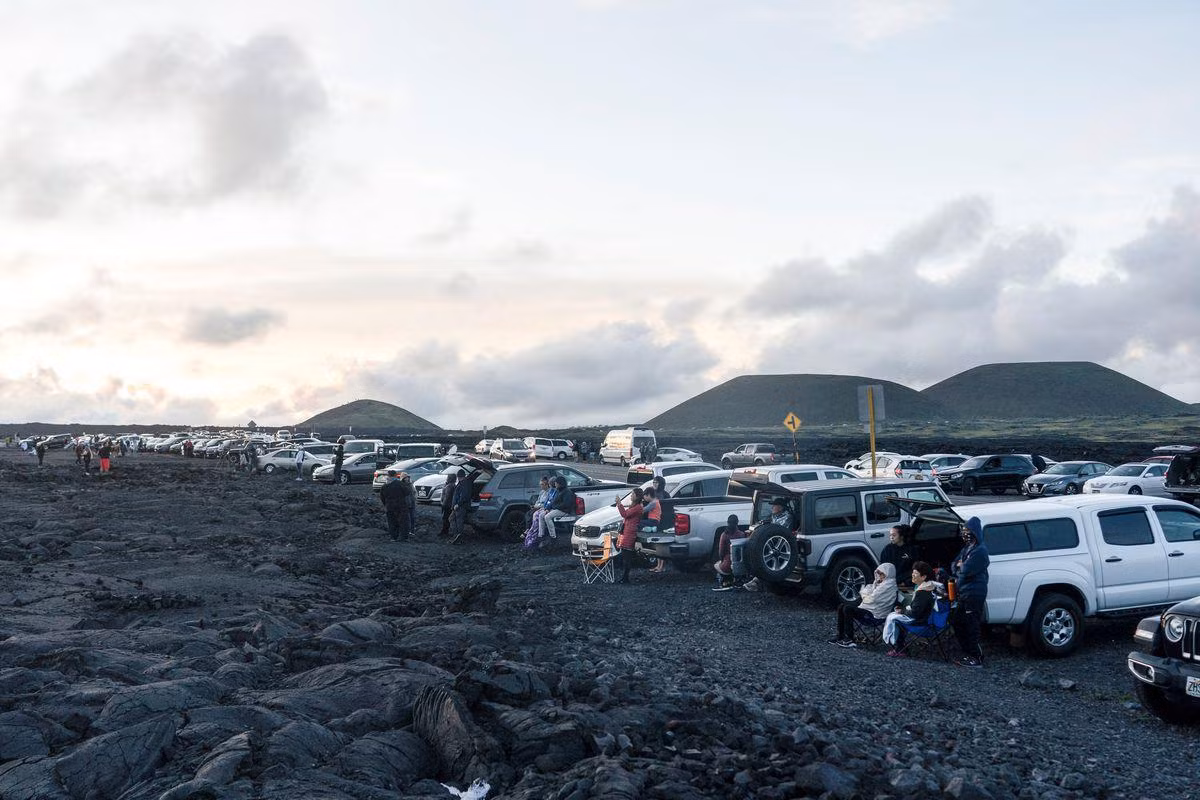Người dân và du khách đến Hawaii để chiêm ngưỡng dòng dung nham rực sáng. (Ảnh: REUTERS)