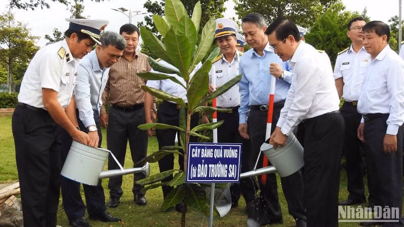 Các đại biểu trồng cây lưu niệm tại Quảng trường 16 Tháng 4 và Công viên biển Bình Sơn, thành phố Phan Rang-Tháp Chàm, tỉnh Ninh Thuận.
