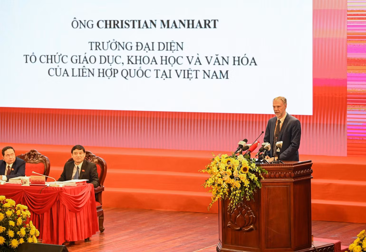 Trưởng đại diện tổ chức UNESCO tại Việt Nam Christian Manhart trình bày tham luận tại Hội thảo. Trưởng đại diện tổ chức UNESCO tại Việt Nam Christian Manhart trình bày tham luận tại Hội thảo.