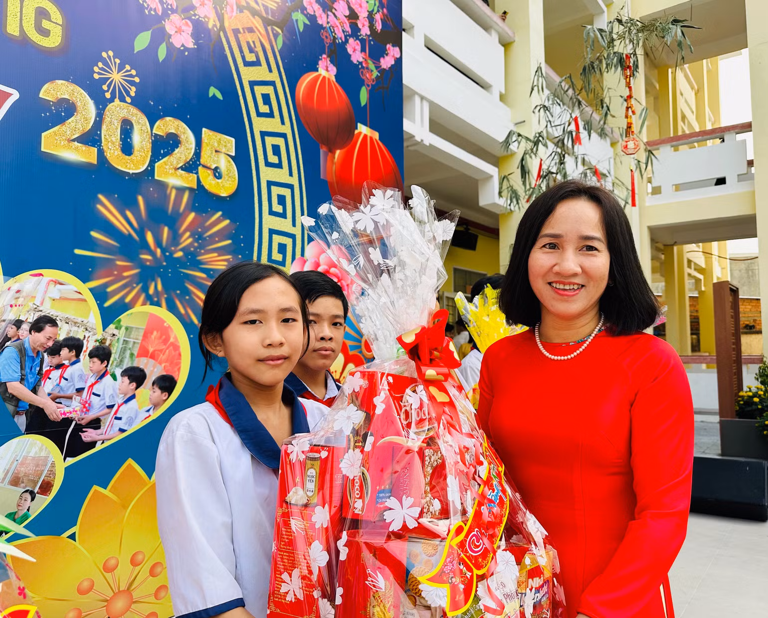 Cô giáo Trần Kim Thi, Hiệu trưởng Trường trung học cơ sở Lê Thị Cẩm Lệ (thành phố Bạc Liêu) trao quà Tết cho các em học sinh hoàn cảnh khó khăn. (Ảnh: TRỌNG DUY)