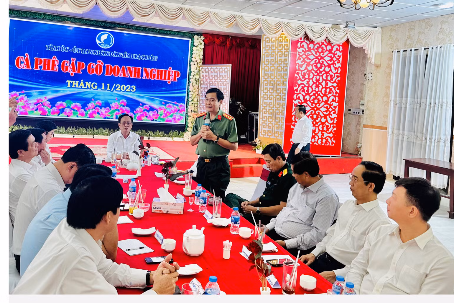 Đại tá Hồ Việt Triều, Giám đốc Công an tỉnh Bạc Liêu trả lời các ý kiến của một số chủ doanh nghiệp. (Ảnh Trọng Duy)