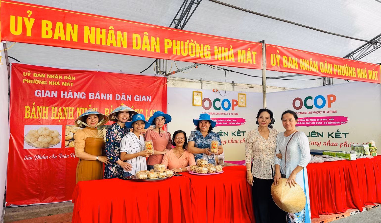 Các phường, các xã vùng ven biển của thành phố Bạc Liêu tích cực tham gia các gian hàng tại ngày hội. (Ảnh: TRỌNG DUY)