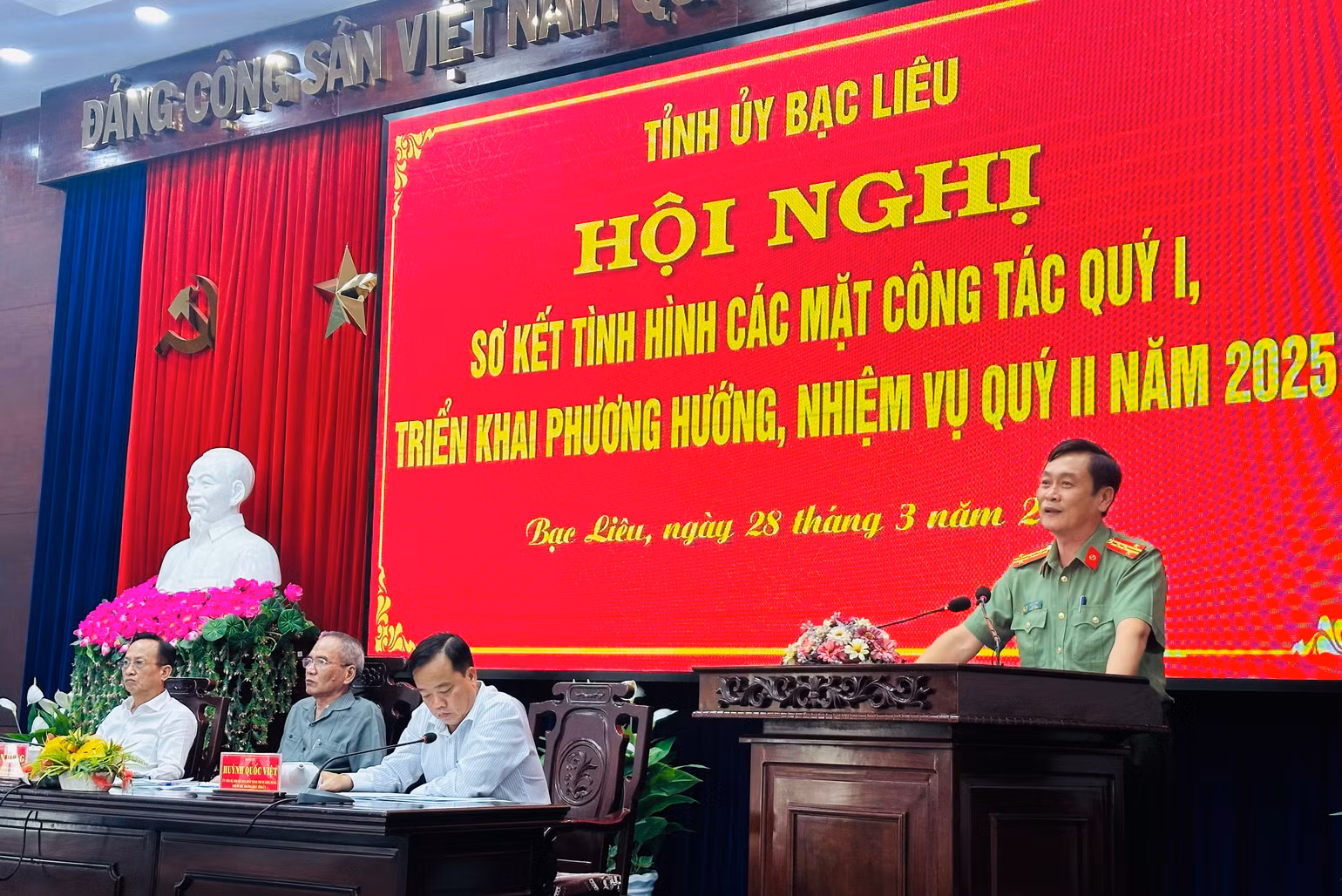 Đại tá Hồ Việt Triều, Giám đốc Công an tỉnh Bạc Liêu nêu tình hình sau khi thực hiện không tổ chức Công an cấp huyện, thị xã, thành phố. Ảnh: TRỌNG DUY Đại tá Hồ Việt Triều, Giám đốc Công an tỉnh Bạc Liêu nêu tình hình sau khi thực hiện không tổ chức Công an cấp huyện, thị xã, thành phố. Ảnh: TRỌNG DUY