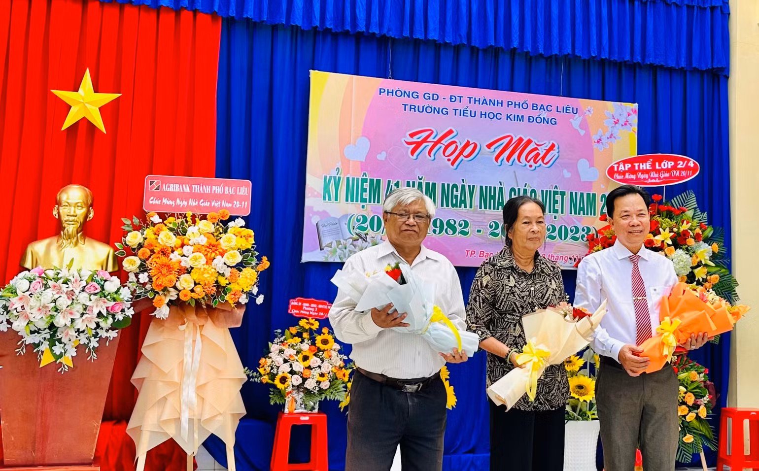 Hiệu trưởng Trường tiểu học Kim Đồng Trần Văn Sơn (thành phố Bạc Liêu) tặng hoa các nhà giáo nguyên lãnh đạo của Trường. (Ảnh Trọng Duy)