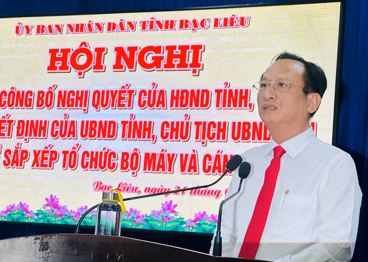Đồng chí Phạm Văn Thiều, Phó Bí thư Tỉnh ủy, Chủ tịch Ủy ban nhân dân tỉnh Bạc Liêu, phát biểu ý kiến chỉ đạo, giao nhiệm vụ cho các giám đốc, phó giám đốc các sở vừa được trao quyết định bổ nhiệm. Ảnh: TRỌNG DUY