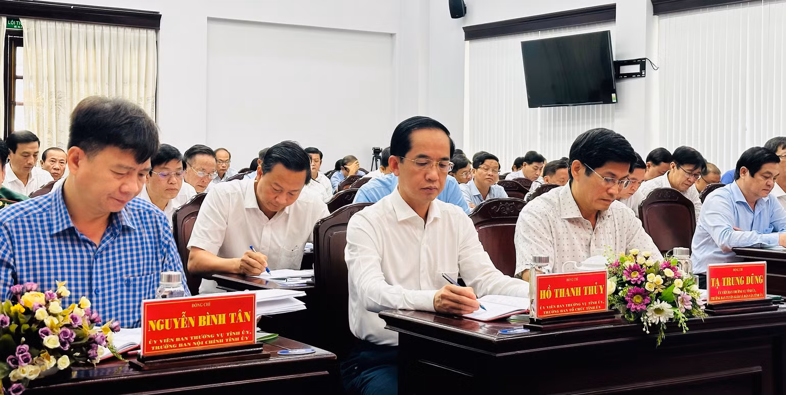 Các đồng chí lãnh đạo và các đại biểu tập trung nghiên cứu, đề xuất nhiều giải pháp giải quyết các nhiệm vụ cấp bách, trọng tâm. Ảnh: TRỌNG DUY Các đồng chí lãnh đạo và các đại biểu tập trung nghiên cứu, đề xuất nhiều giải pháp giải quyết các nhiệm vụ cấp bách, trọng tâm. Ảnh: TRỌNG DUY