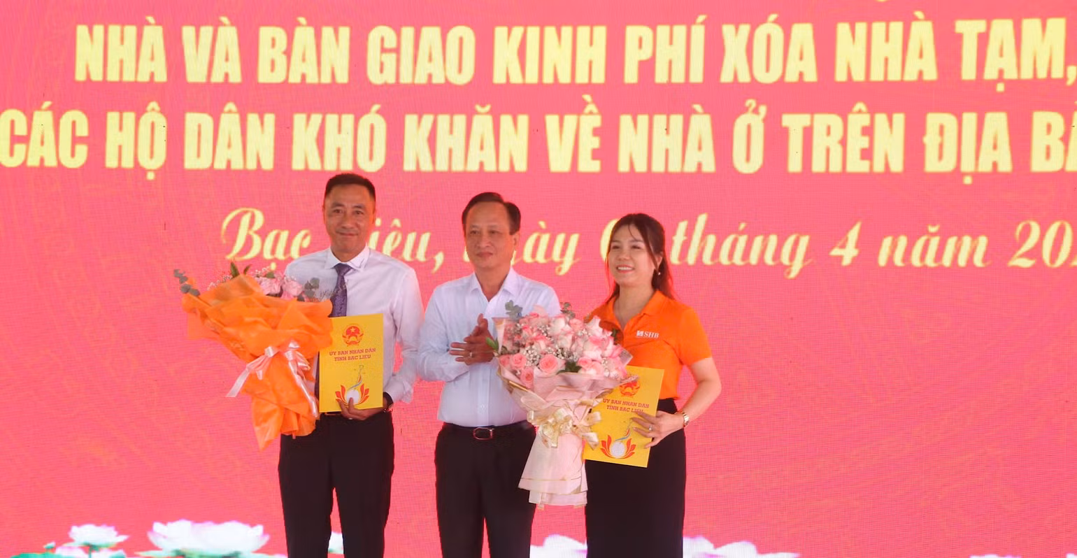 Chủ tịch Ủy ban nhân dân tỉnh Bạc Liêu Phạm Văn Thiều cảm ơn và tặng hoa các nhà tại trợ đã rất tích cực giúp Bộ Công an, góp phần xây dựng nhiều căn nhà cho hộ nghèo tại địa phương.