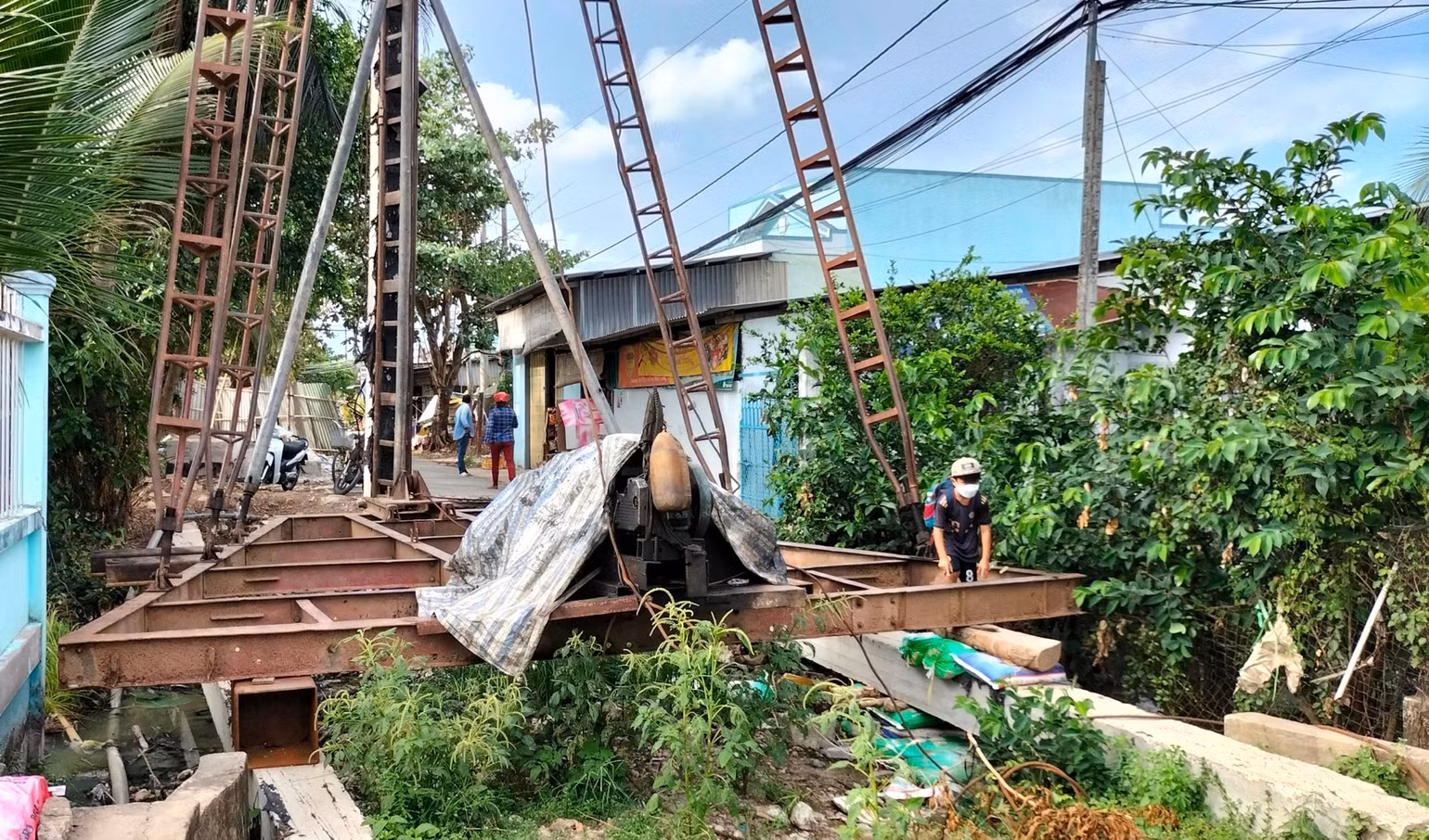 Nhiều người dân, trong đó có nhiều học sinh ở khóm Trà Tra (phường 8, thành phố Bạc Liêu) khốn khổ vì cầu Ông Đực khởi công xây dựng rồi bỏ dở nhiều tháng nay. Nhiều người dân, trong đó có nhiều học sinh ở khóm Trà Tra (phường 8, thành phố Bạc Liêu) khốn khổ vì cầu Ông Đực khởi công xây dựng rồi bỏ dở nhiều tháng nay.