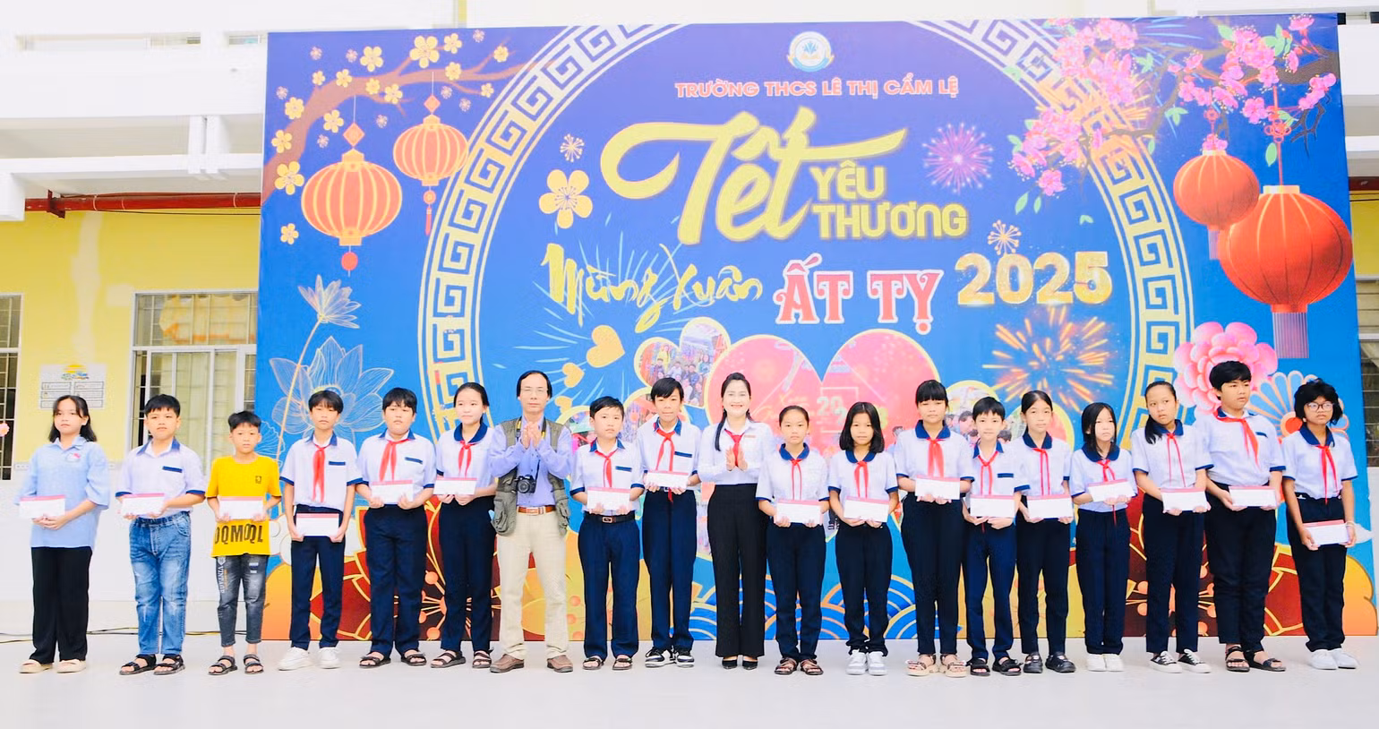 Văn phòng đại diện Báo Nhân Dân tại Bạc Liêu và đại diện Ngân hàng Nông nghiệp và Phát triển nông thôn tỉnh Bạc Liêu trao quà Tết cho các em học sinh có hoàn cảnh khó khăn.