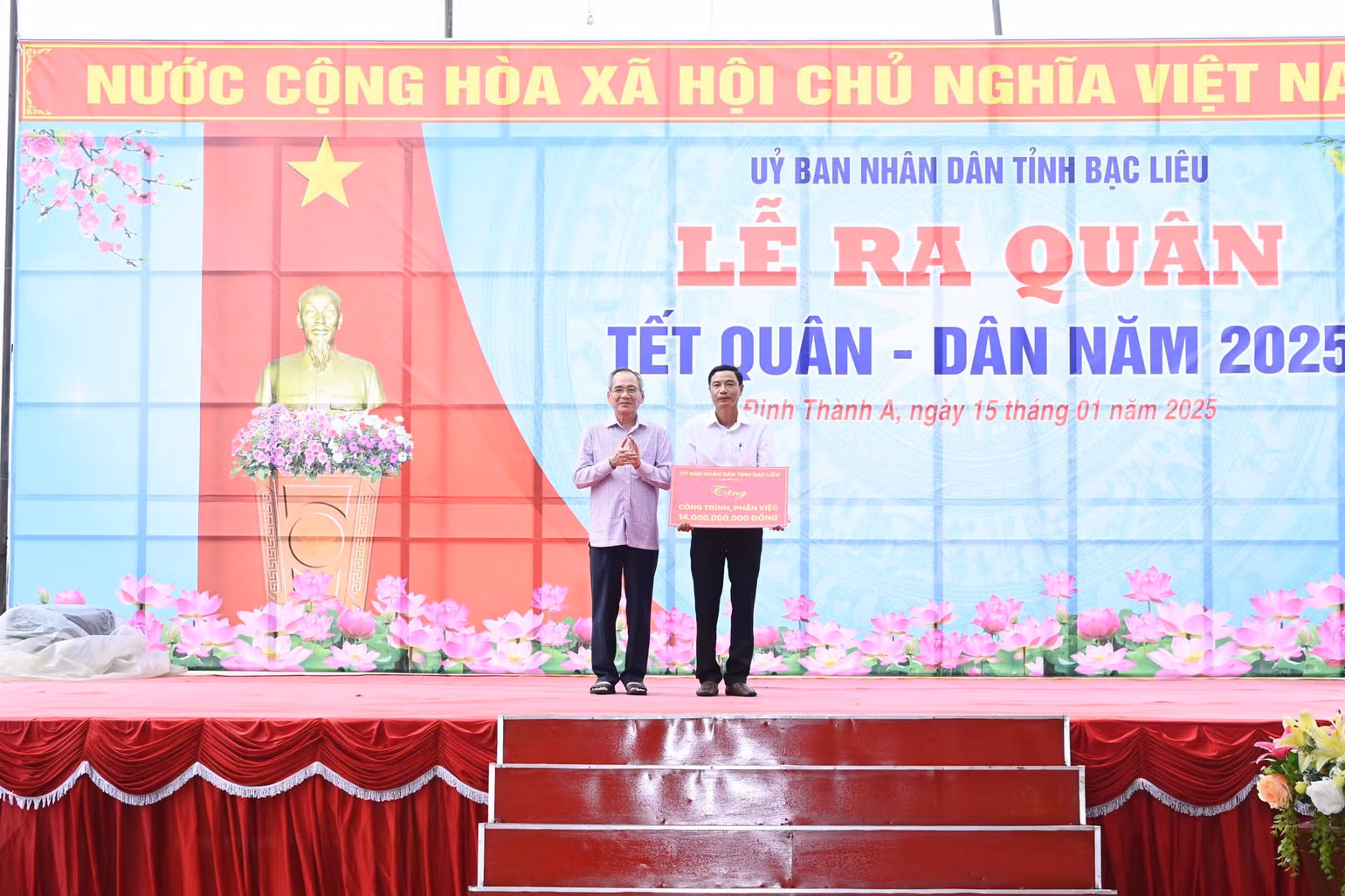 Bí thư Tỉnh ủy Bạc Liêu Lữ Văn Hùng động viên, khích lệ các đơn vị thuộc huyện Đông Hải nỗ lực xây dựng nông thôn mới của địa phương ngày một tốt hơn. (Ảnh: VĂN ĐÔNG)